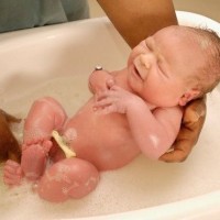 Alle bevegelser utføres med ekstrem forsiktighet for ikke å skremme babyen, og bading ble assosiert med ham med de mest behagelige sensasjoner