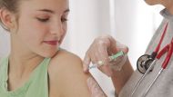 - Число людей, уклоняющихся от обязательных прививок, растет, и в то же время появляется все больше и больше угроз, связанных с инфекционными заболеваниями, например, корью и гепатитом А, - заявили в четверг в Варшаве участники семинара по защитной вакцинации в Польше