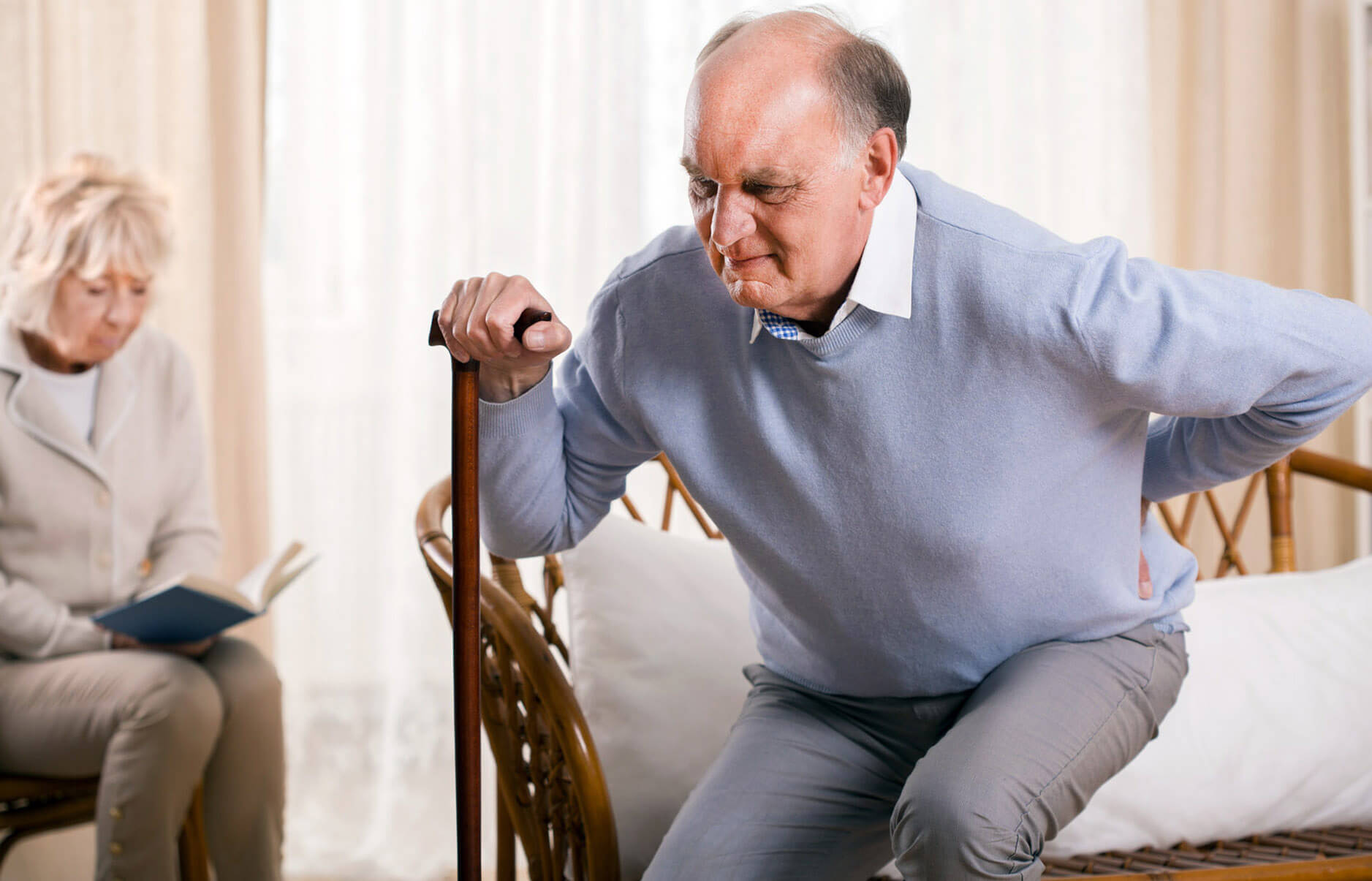 Дегенерация тазобедренного сустава - это болезнь пожилых людей, которая, как и остеопороз, развивается скрытно