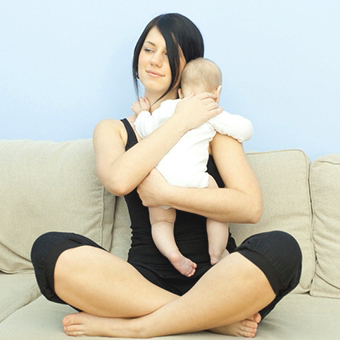 Barneleger anbefaler å holde søylen til den nyfødte etter fôring