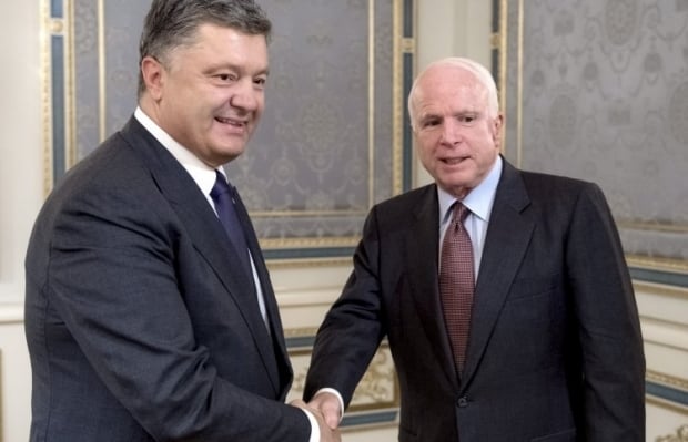 Петр Порошенко отметил, что сенатор Джон Маккейн защищал Украину и украинский